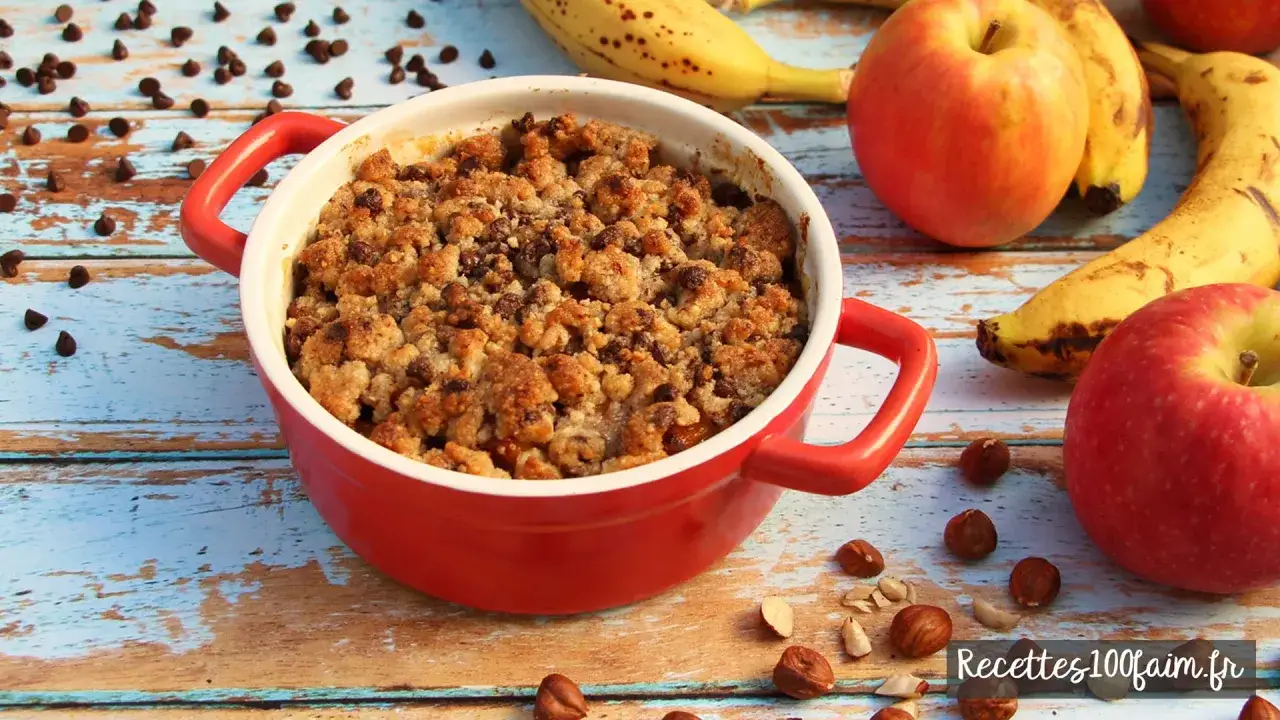Un d&eacute;licieux crumble pomme banane chocolat, garni de noisettes et de p&eacute;pites de chocolat, pr&ecirc;t &agrave; &ecirc;tre d&eacute;gust&eacute;.
