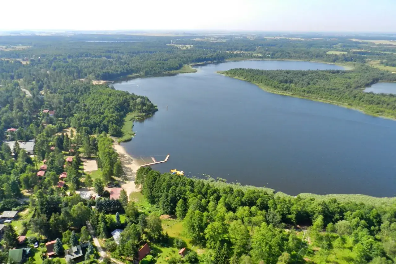Jezioro Zagłębocze oferuje piękne widoki i liczne atrakcje, w tym plażę, pomost i wypożyczalnię sprzętu wodnego.