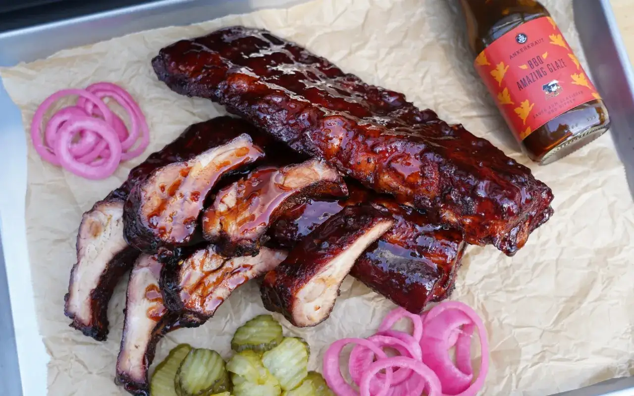 Saftige BBQ-Rippchen, glasiert mit