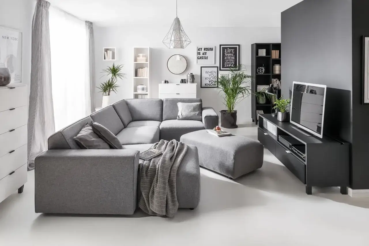 monochromatyczny salon r&oacute;żne odcienie szarości
