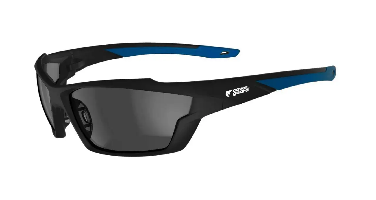 Sportowe okulary z polaryzacją Cover Guard w czarno-niebieskiej oprawce. Idealne na słoneczne dni.