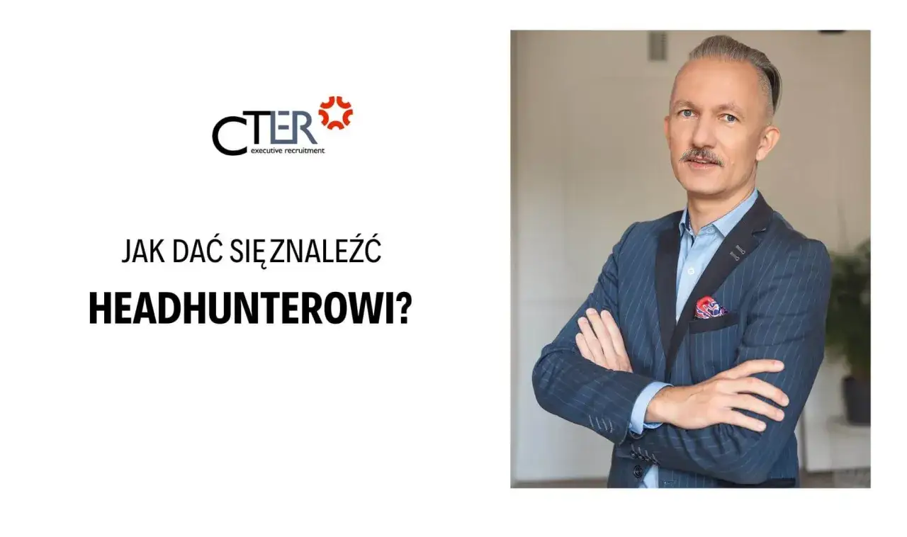 Mężczyzna w garniturze, z wąsami, pozuje z rękami skrzyżowanymi na piersi. Obok logo firmy i pytanie: 
