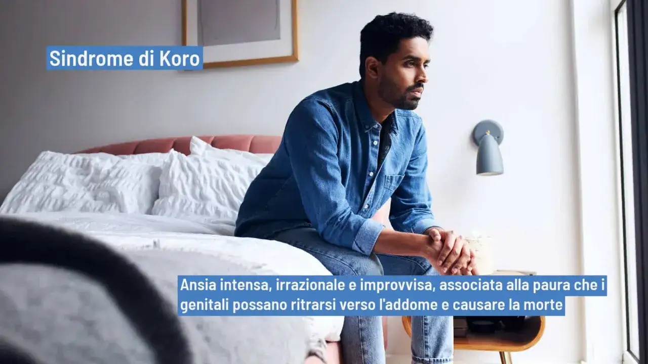 Uomo seduto sul letto, pensieroso. La sindrome di Koro descrive un'ansia intensa legata alla paura che i genitali si ritirino.