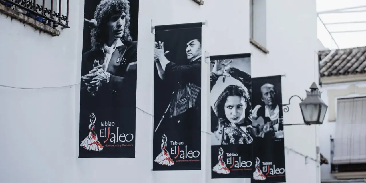 Banderas en un tablao flamenco anuncian