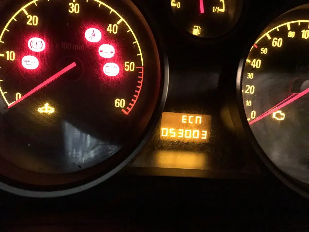 Opel Astra H: kontrolka silnika świeci, wyświetlacz pokazuje ECN 053003.