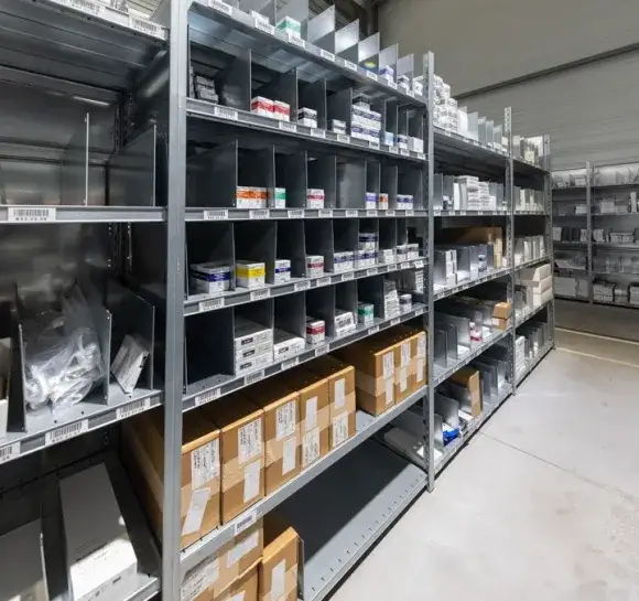 magasin de pièces détachées automobiles intérieur avec des étagères bien rangées