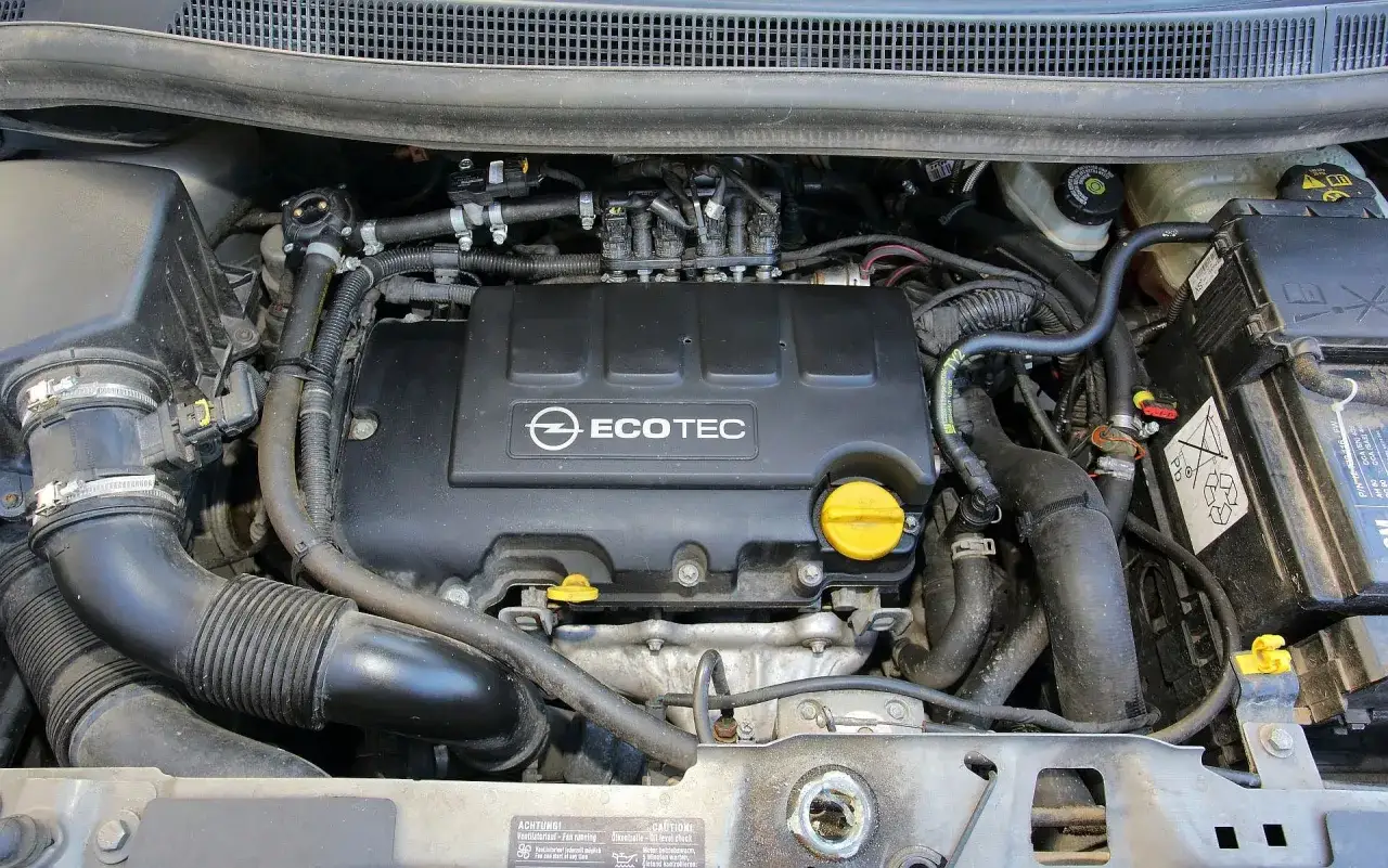 Silnik Ecotec w Opel Meriva B. Widoczny układ dolotowy, przewody i akumulator.