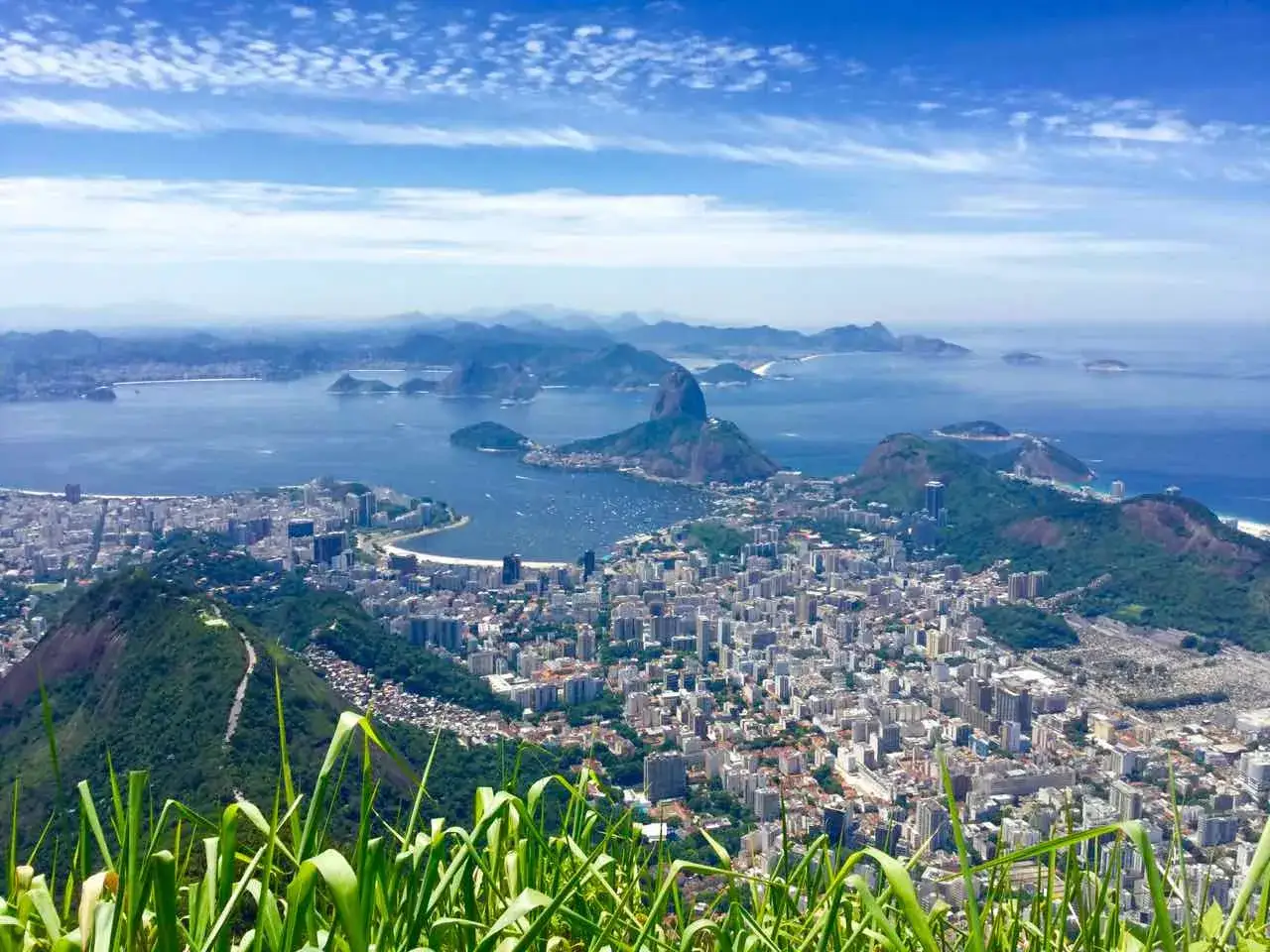 Blick auf Rio de Janeiro mit dem Zuckerhut und dem Corcovado, wo der Cristo Brasilien thront.