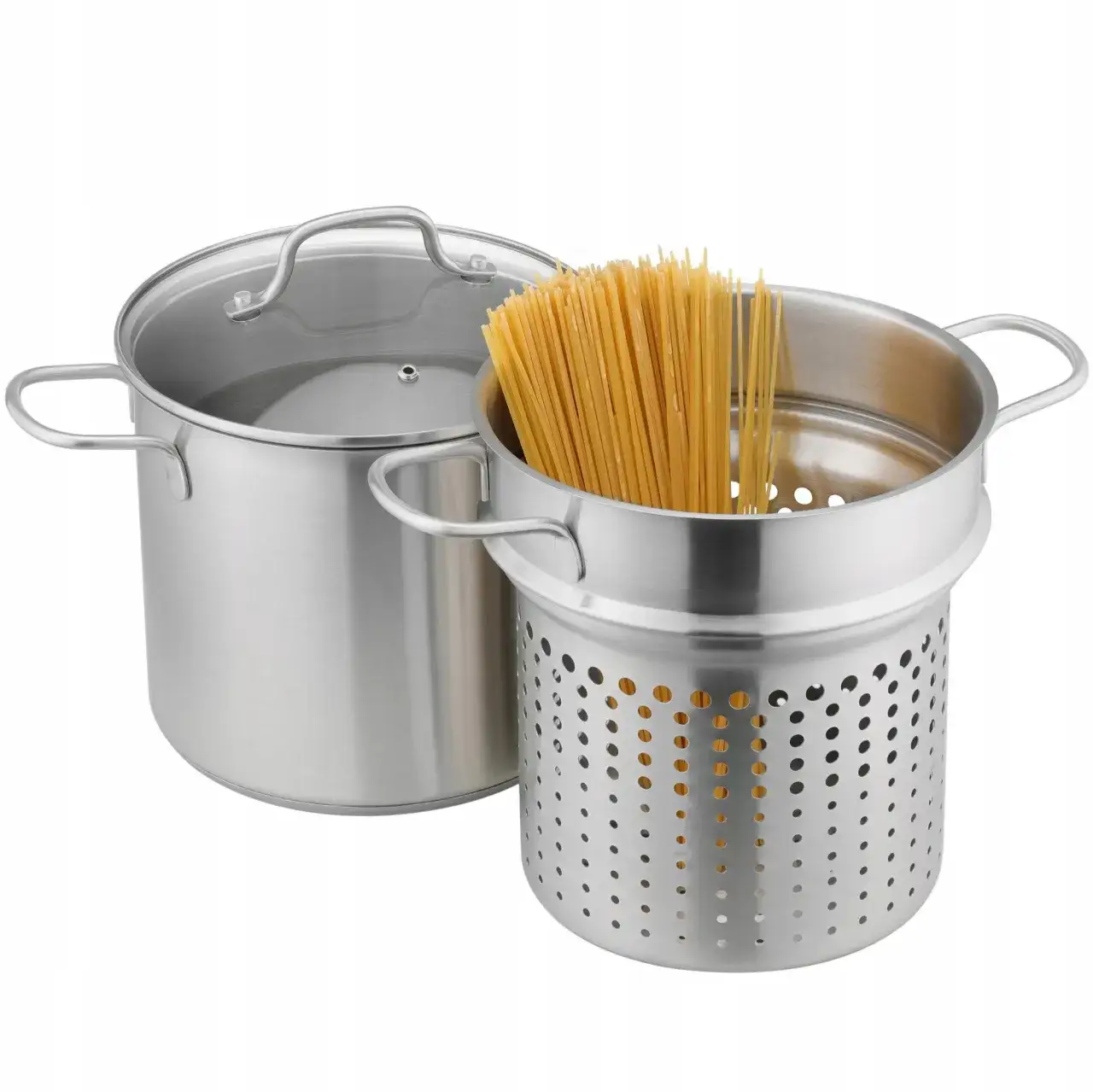 Duży garnek do gotowania makaronu, składniki na spaghetti