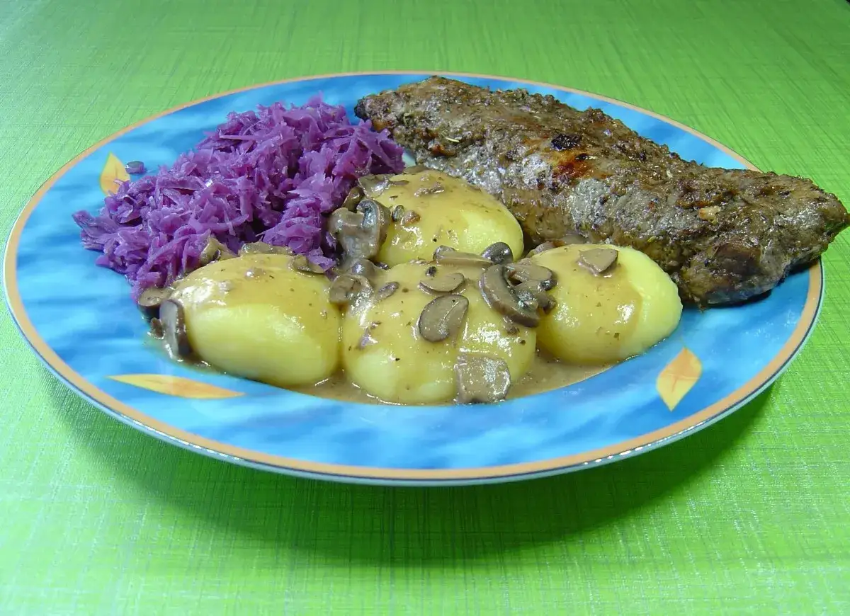 Polędwiczka wieprzowa w sosie grzybowym z ziemniakami i czerwoną kapustą. Marynata do polędwiczki wieprzowej nadała jej głęboki smak.