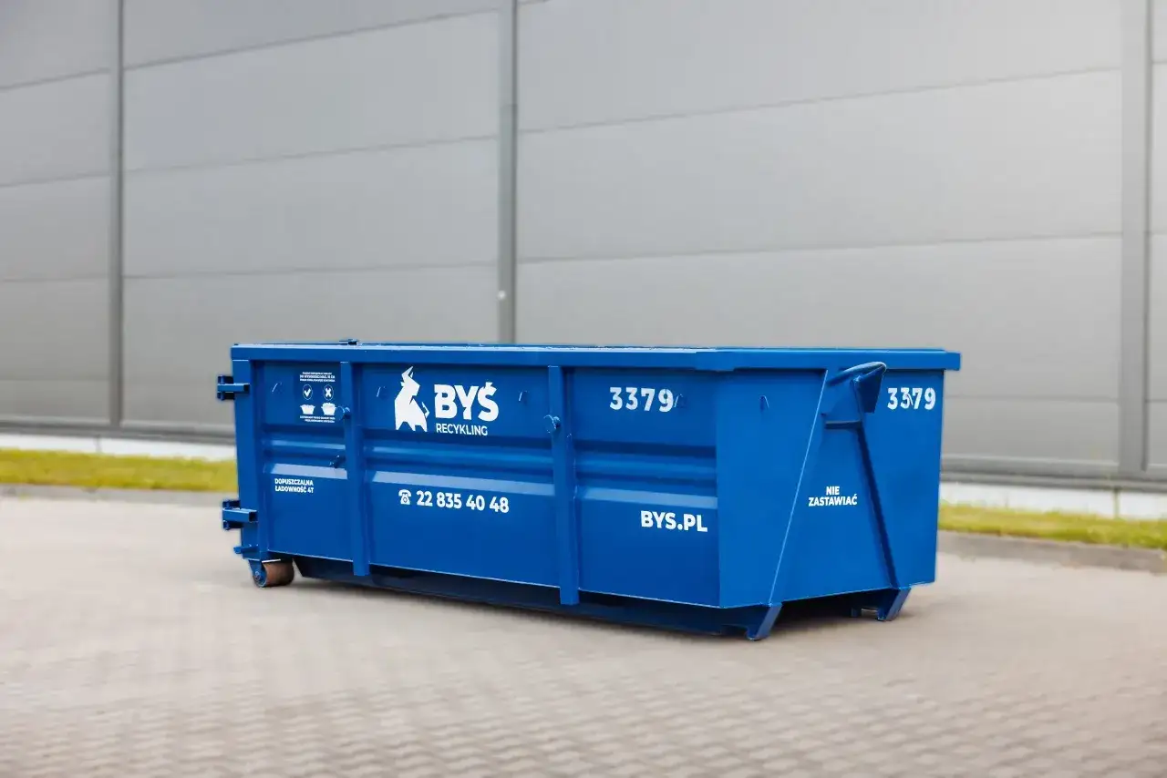 Niebieski kontener na odpady firmy BYŚ Recycling. Zapytaj o wywóz śmieci jaki VAT.