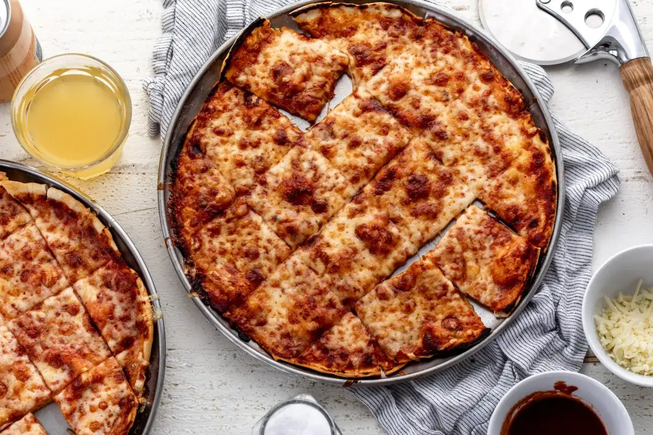 Dwie pizze na cienkim cieście, jedna 30 cm, z serem i sosem. Zastanawiasz się, ile waży pizza 30 cm na cienkim cieście?