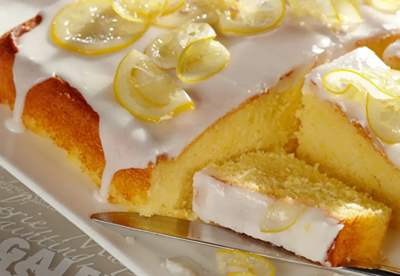 Saftiger Zitronenkuchen mit zuckerguss und kandierten Zitronenscheiben. Perfekt f&uuml;r warme oder kalte Tage.