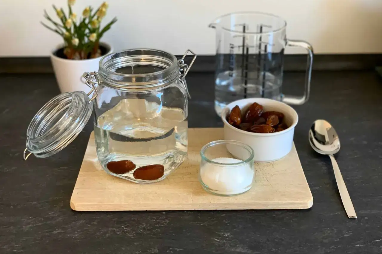 Zutaten f&uuml;r hefe selber machen: Wasser, Datteln, Zucker und eine Messkanne.