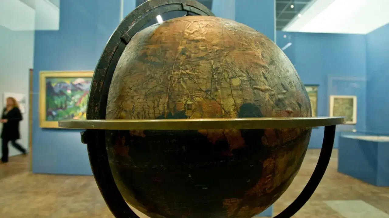 Der Behaim Globus, ein historisches Meisterwerk, zeigt die Welt vor der Entdeckung Amerikas.