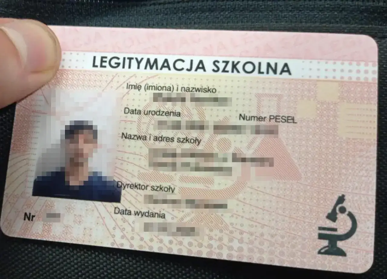 Uczeń pokazuje legitymację szkolną