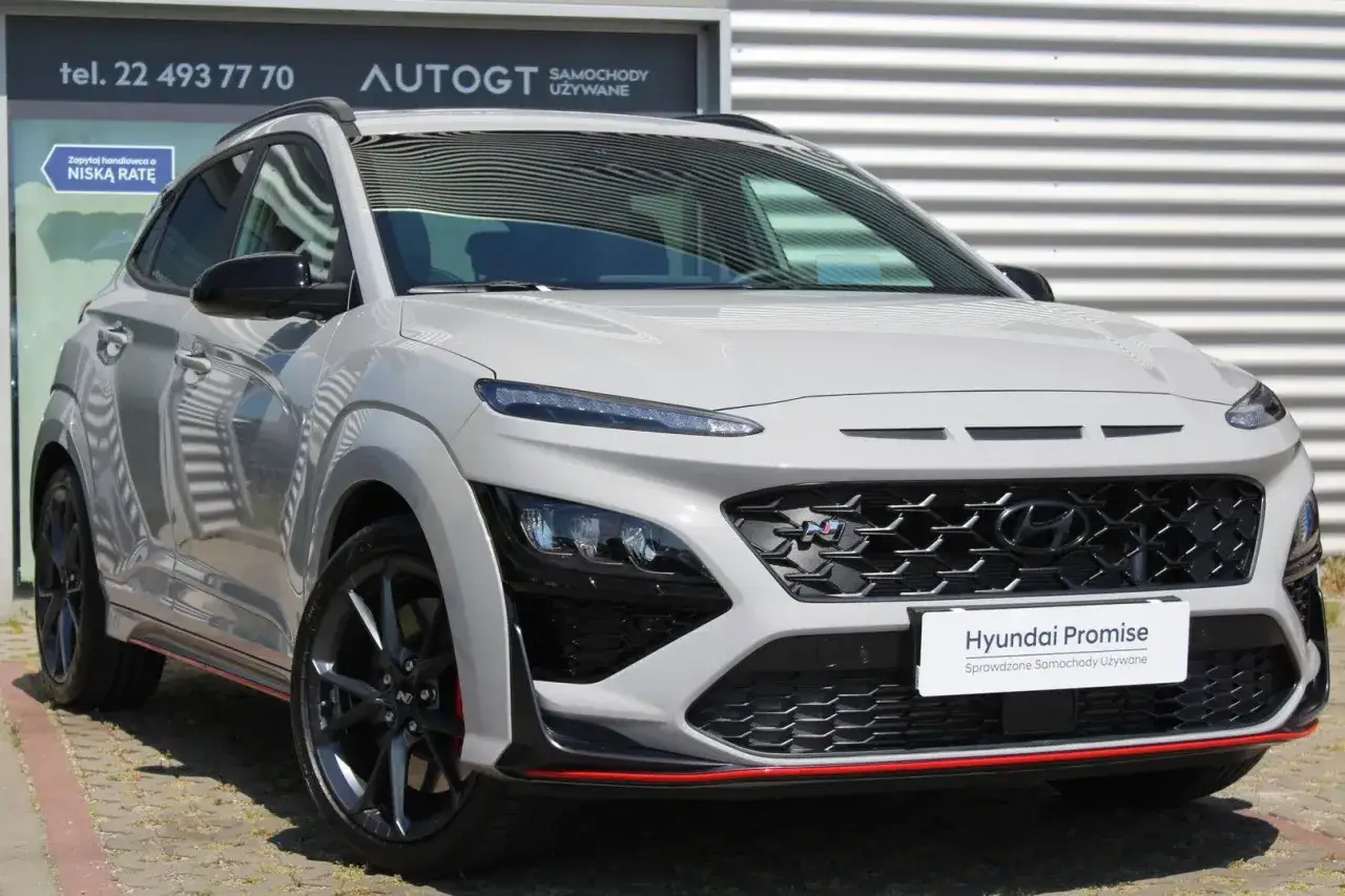 Szary Hyundai Kona N Line. Okazja! **Wyprzedaż rocznika 2025** już trwa. Sprawdź niską ratę!