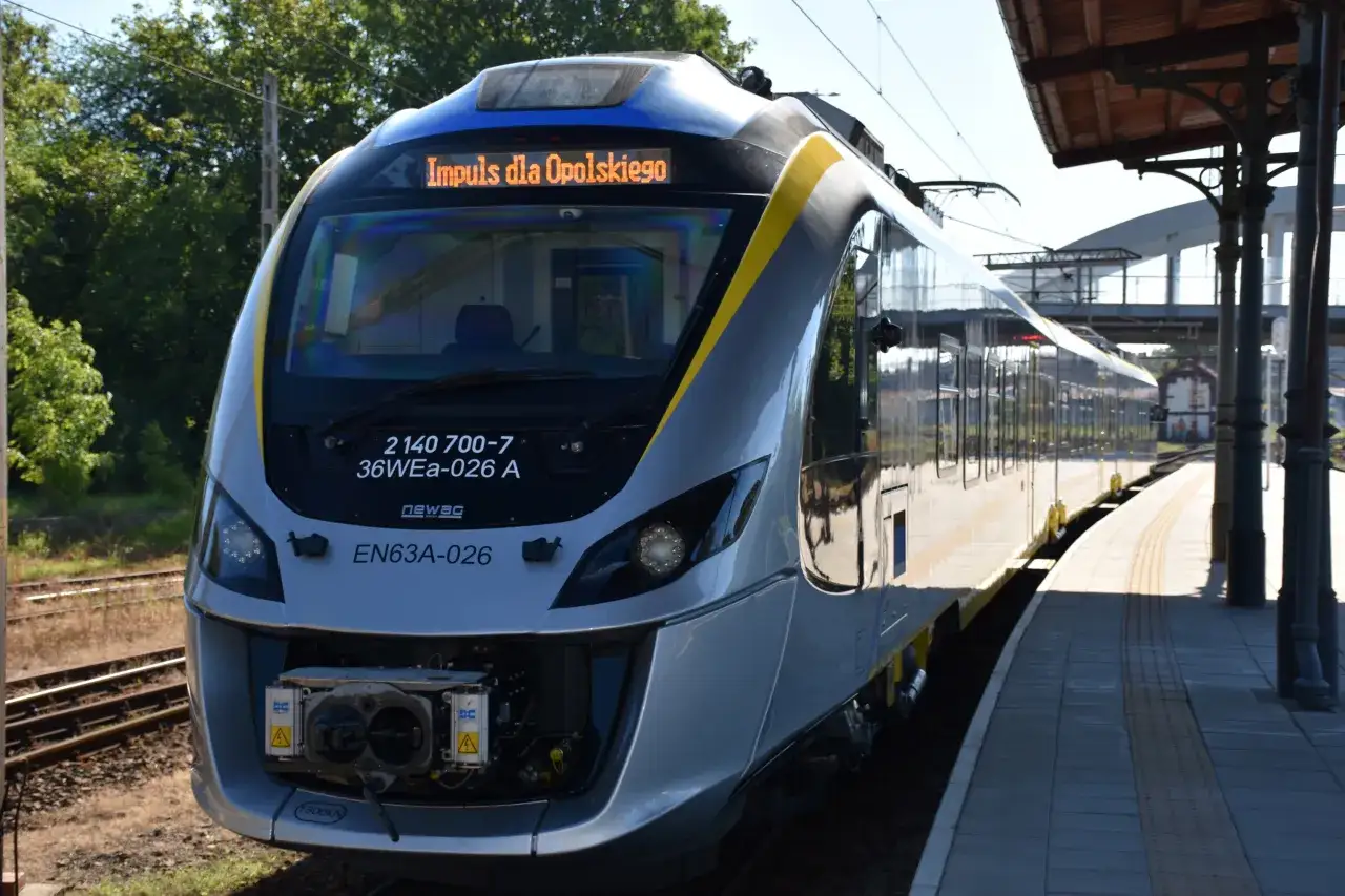 Nowy pociąg PKP Impuls czeka na pasażerów w Nysie, gotowy do podróży do Wrocławia.