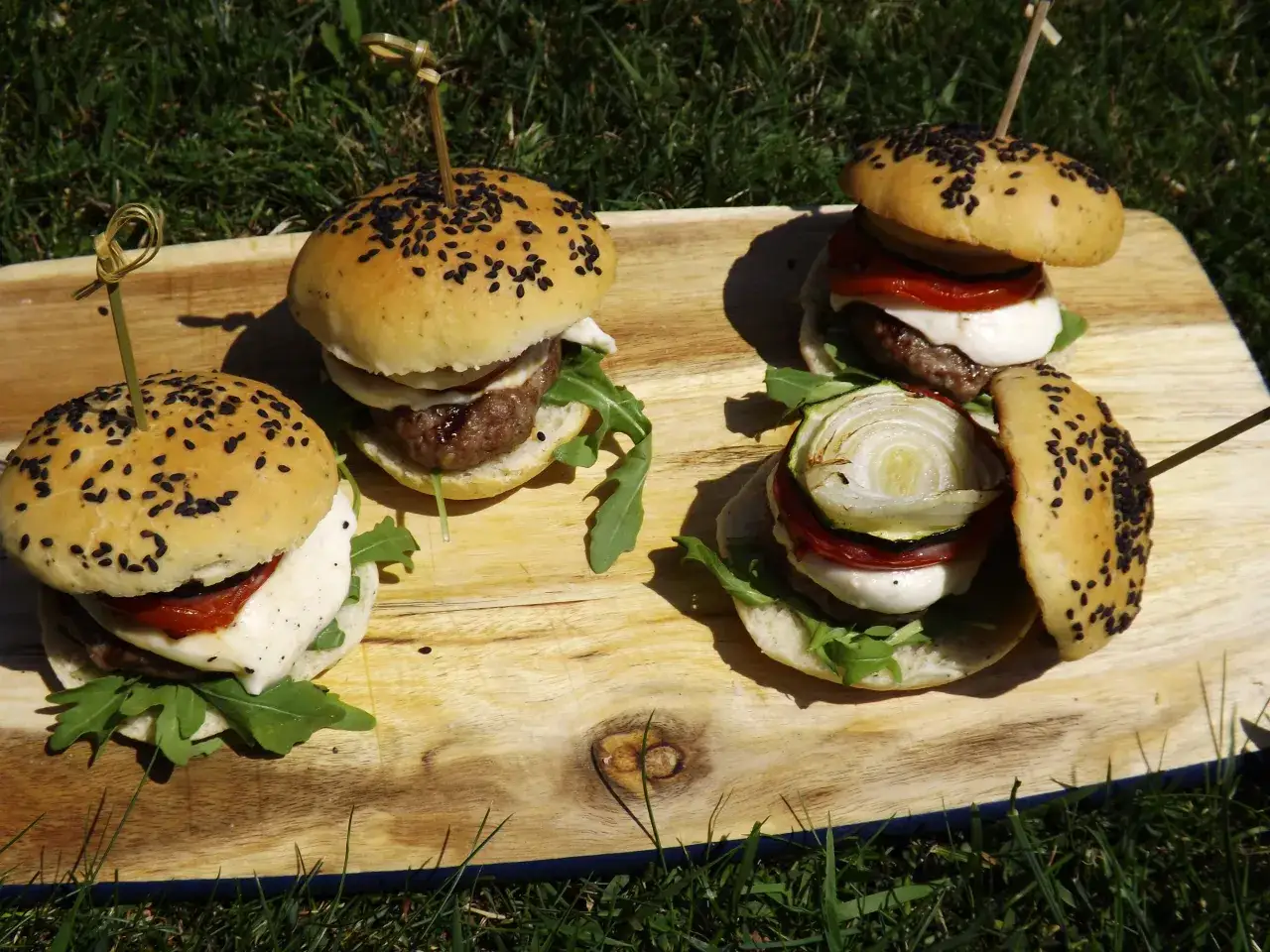 bułki do hamburgerów podpiekane na ruszcie grilla