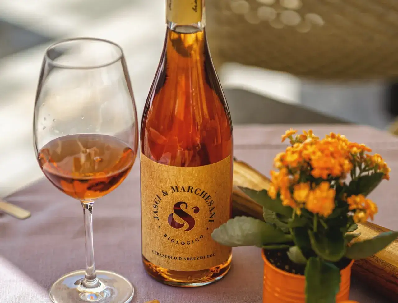 Elegancka kolacja degustacyjna: kieliszek wina i butelka Cerasuolo d'Abruzzo DOC od Jasci & Marchesani.