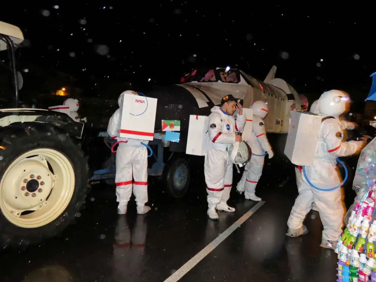 Astronautas desfilan en el carnaval cabezón de la sal, con un traje espacial y un casco, listos para la misión.
