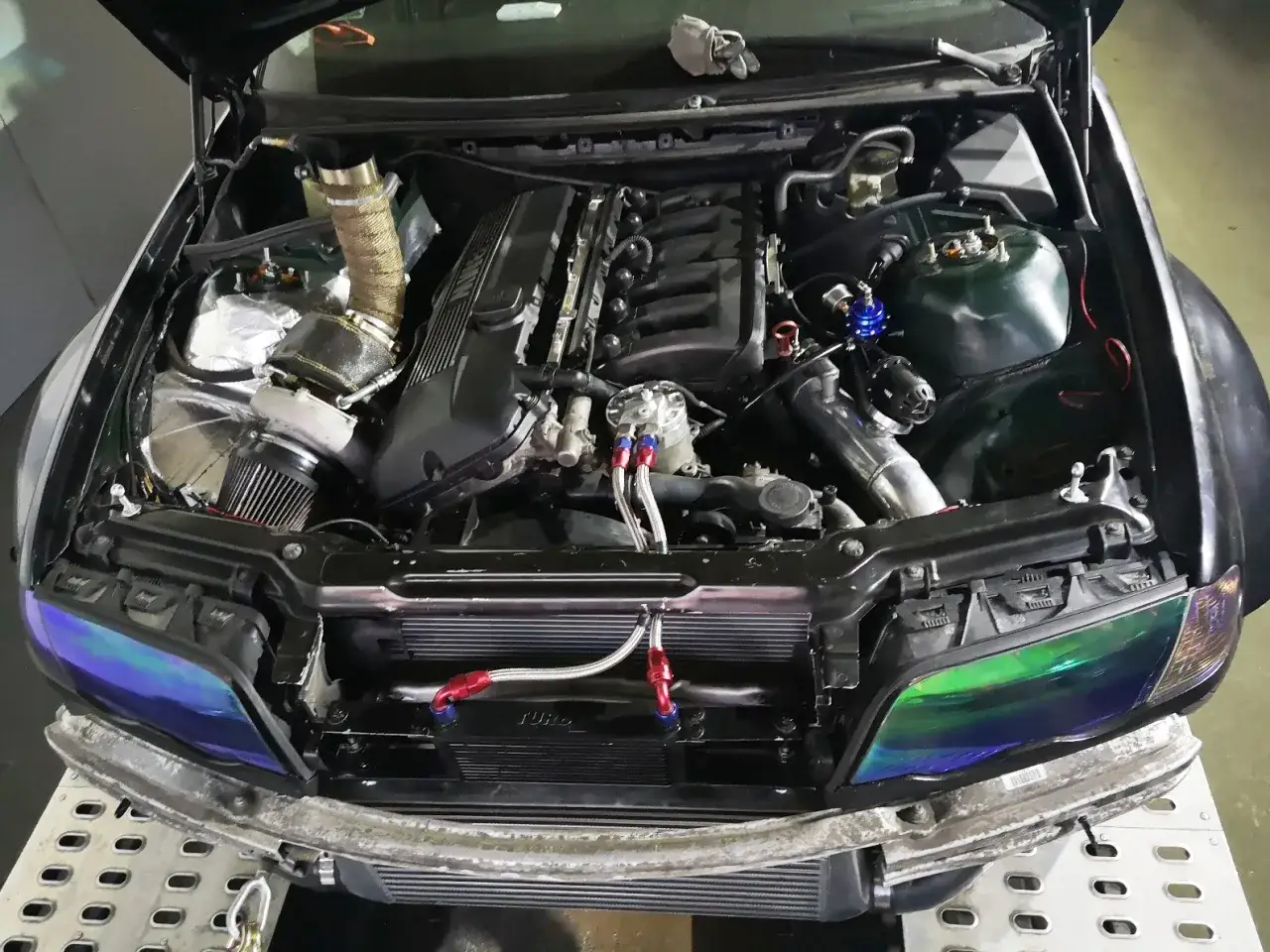 Zmodyfikowane BMW E46 330i z turbosprężarką i intercoolerem, gotowe do tuningu.