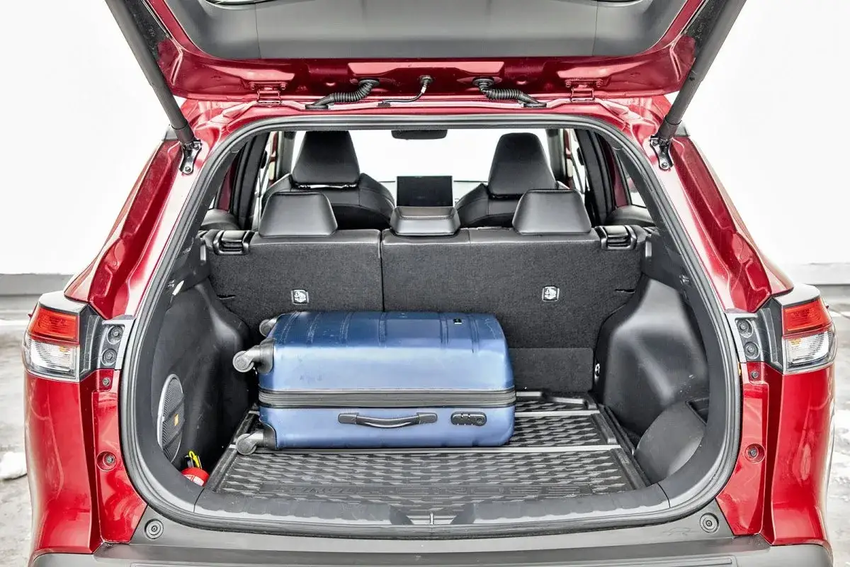 Bagażnik Toyoty Corolla Cross z walizką. Sprawdź, jak prezentują się wymiary bagażnika.