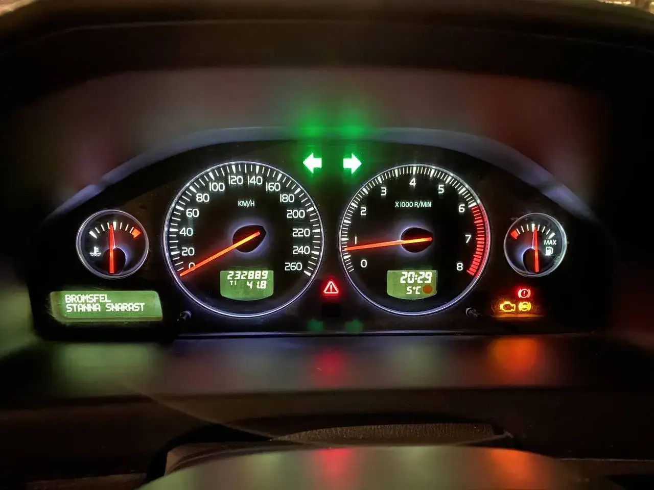 Varning för bromsfel på Volvo V70. Instrumentpanelen visar felmeddelande 