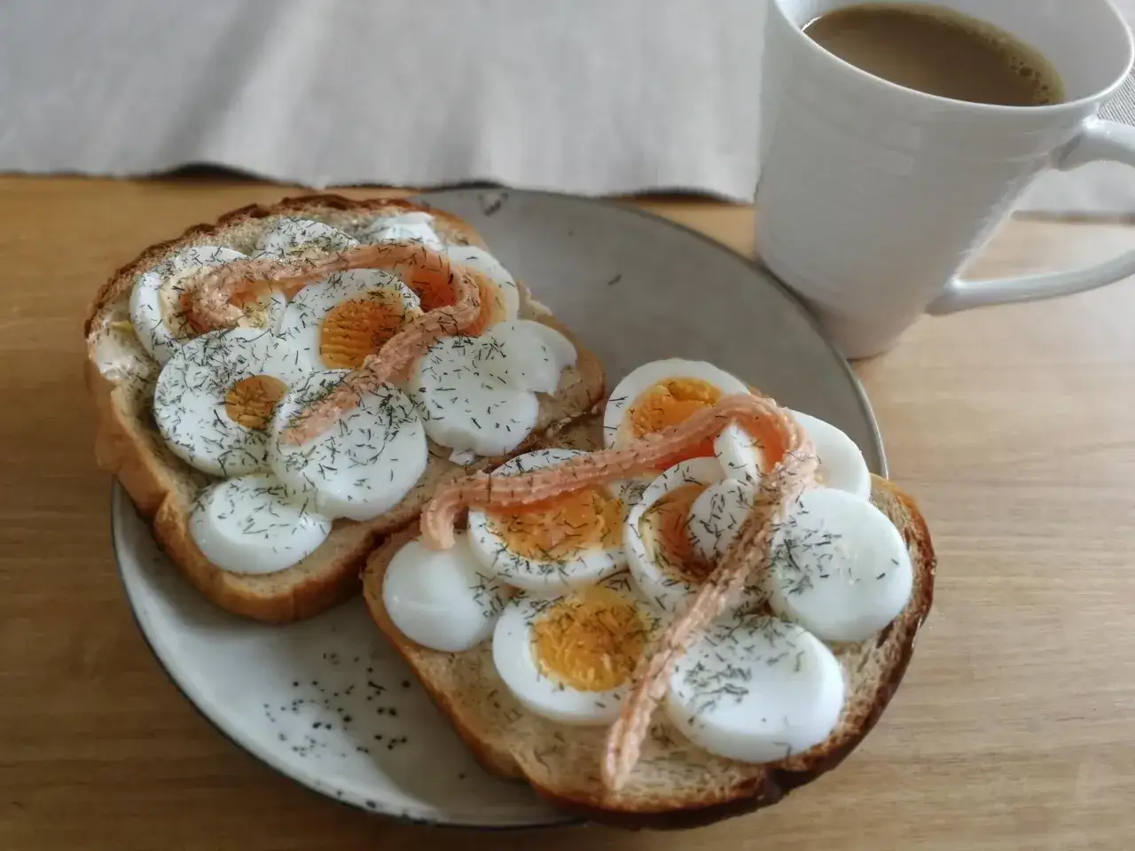 En härlig frukost med äggmackor och en kopp kaffe på morgonen.