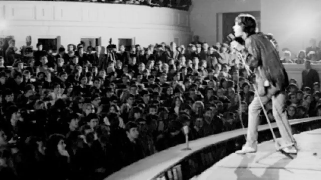 Mick Jagger śpiewa dla tłumu w Polsce. Koncert The Rolling Stones w Polsce to niezapomniane przeżycie dla fanów.
