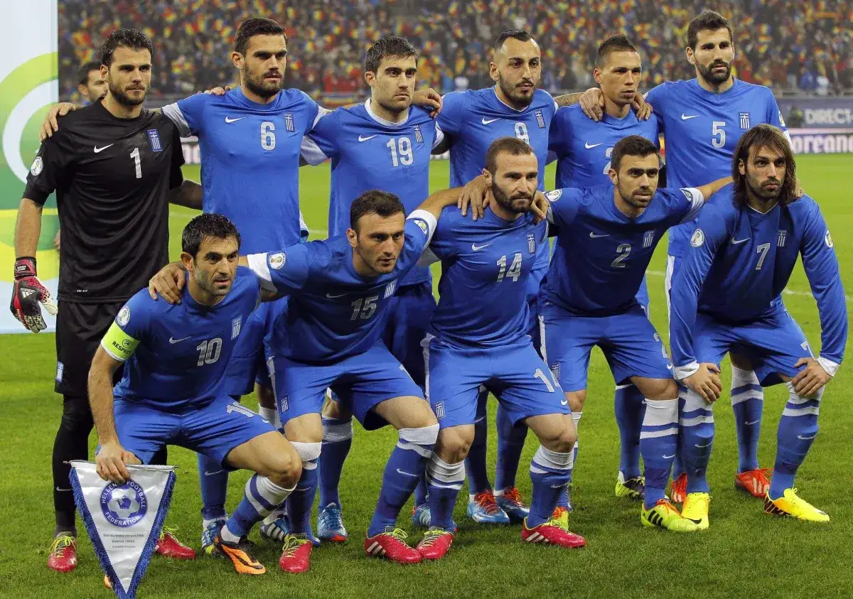 Piłkarze Grecji w niebieskich strojach, gotowi do gry na Euro.