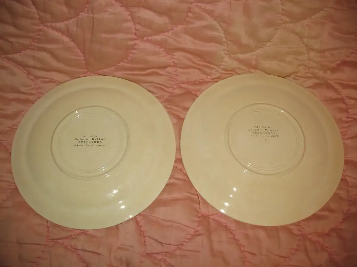 Deux assiettes en céramique, marquées