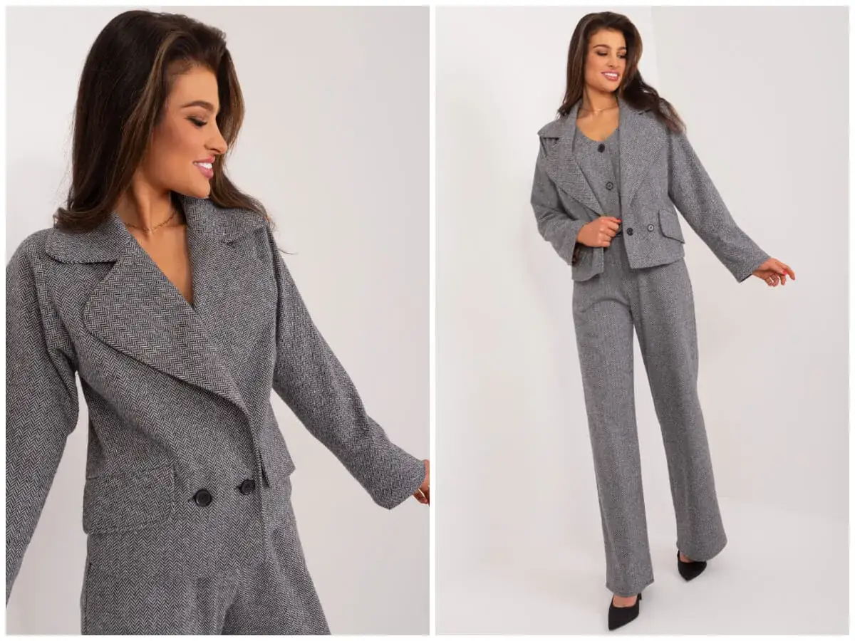 Elegancki, szary power suit w jodełkę. Modelka prezentuje komplet składający się z marynarki i spodni.
