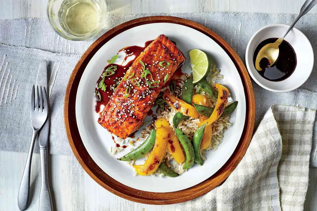 Pyszna kolacja bez chleba: łosoś w sosie teriyaki z ryżem i warzywami.