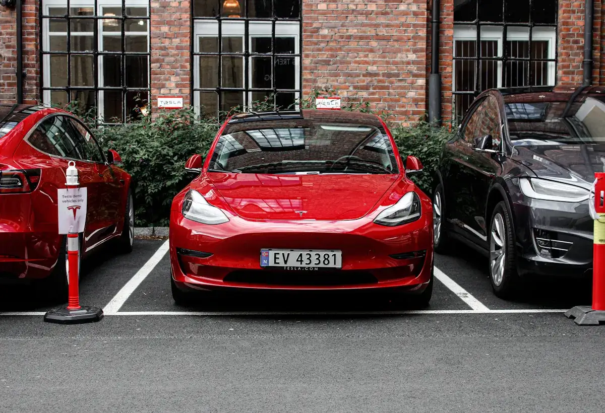 modele samochodów tesla collage