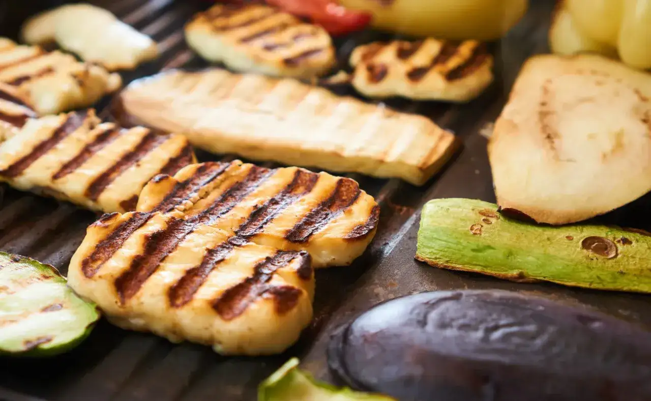 Smażony ser halloumi na grillu z cukinią i bakłażanem. Czy halloumi smażyć na oleju? Ten ser świetnie wychodzi bez dodatku tłuszczu.