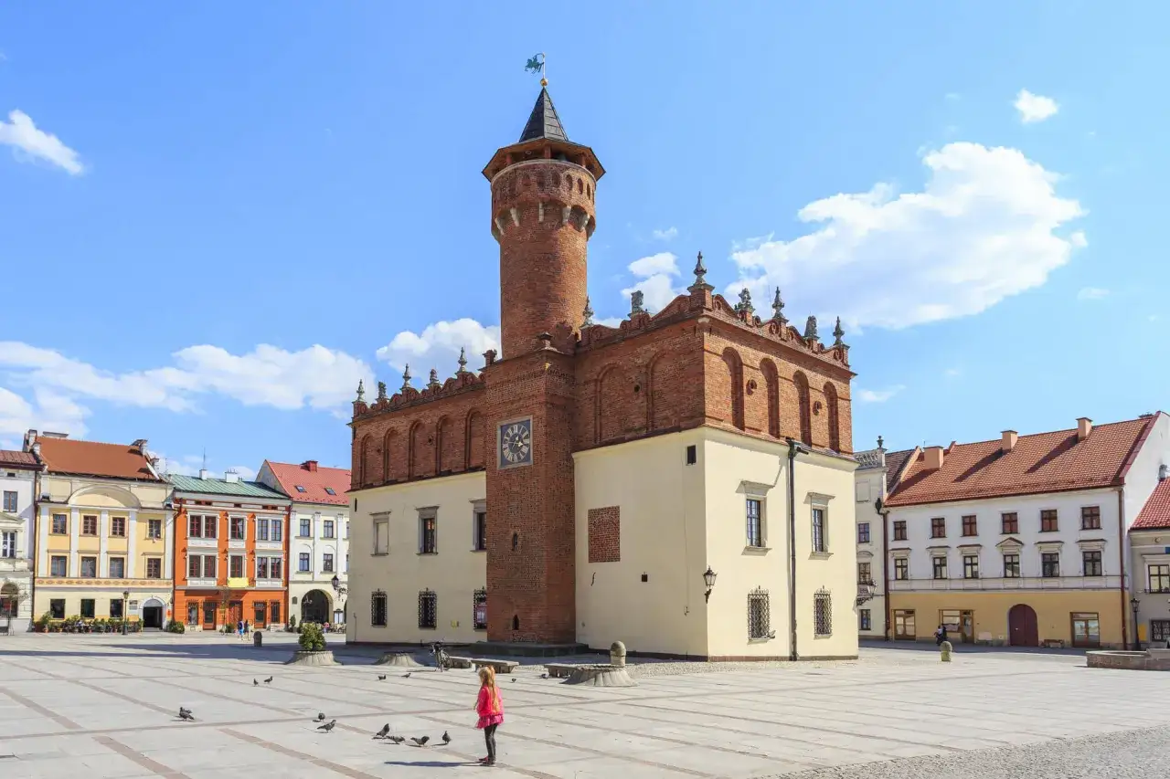 Ratusz w Sandomierzu, wspaniały przykład architektury renesansu, z wieżą i zdobieniami.