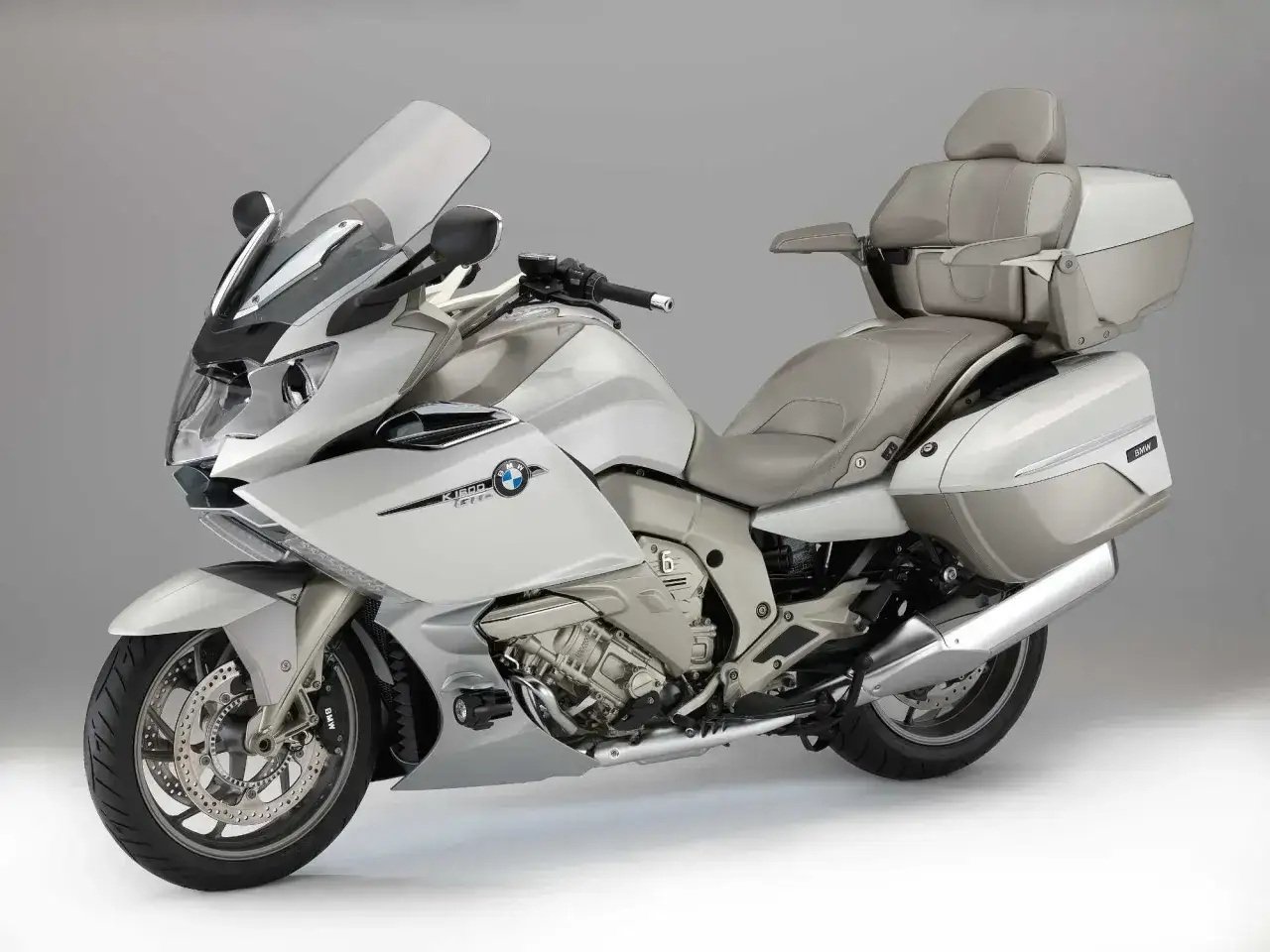 Srebrny motocykl BMW K1600GT, idealny na długie trasy. Poznaj jego dane techniczne i poczuj moc!