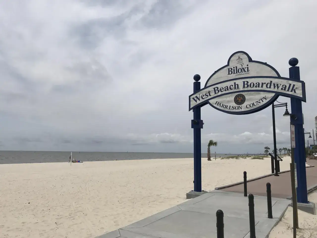 L'insegna del West Beach Boardwalk a Biloxi, dove i ragazzi si divertono sulla sabbia.