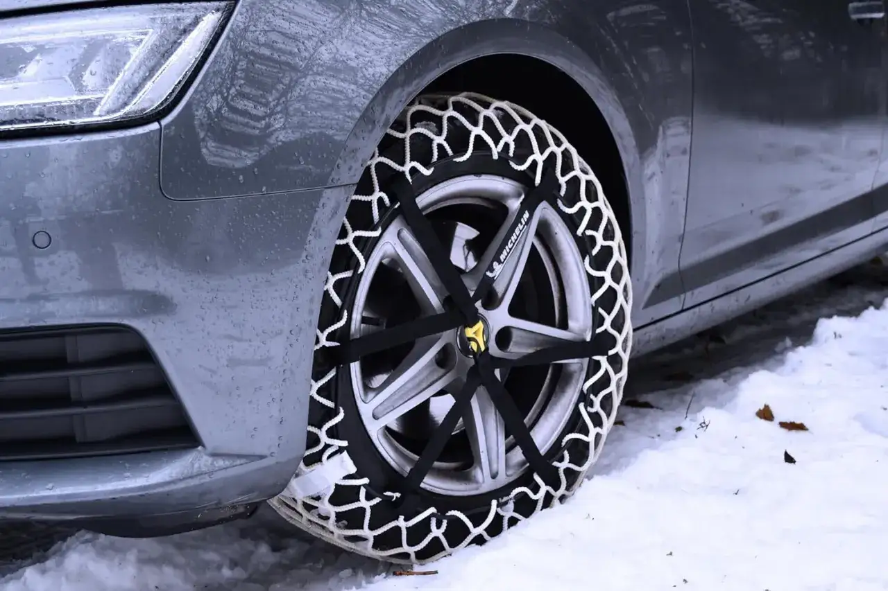 Cadenas textiles para neumáticos de coche en la nieve, ofreciendo agarre extra.