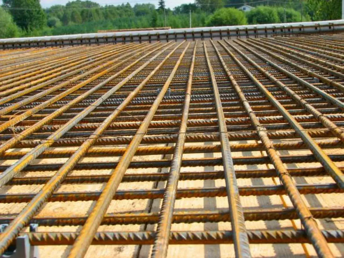 Siatka zbrojenia na budowie, gotowa na beton. Stalowe pręty tworzą solidną konstrukcję.