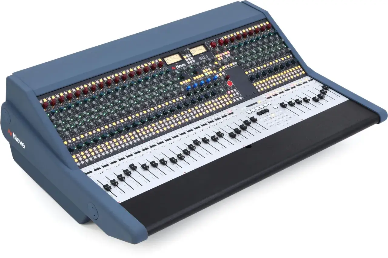 Console de mixage analogique Neve 8424 avec de nombreux boutons et faders lumineux, pr&ecirc;te pour une session d'enregistrement.