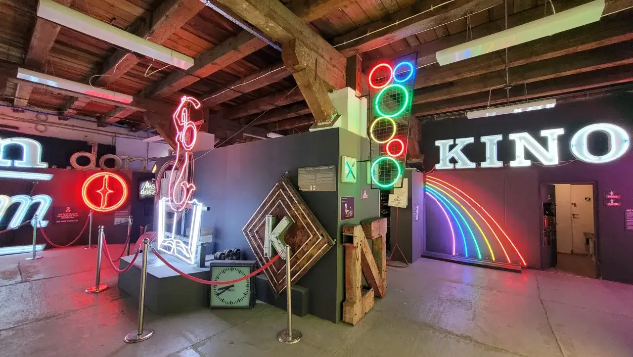 W muzeum neonów Warszawa błyszczą napisy 