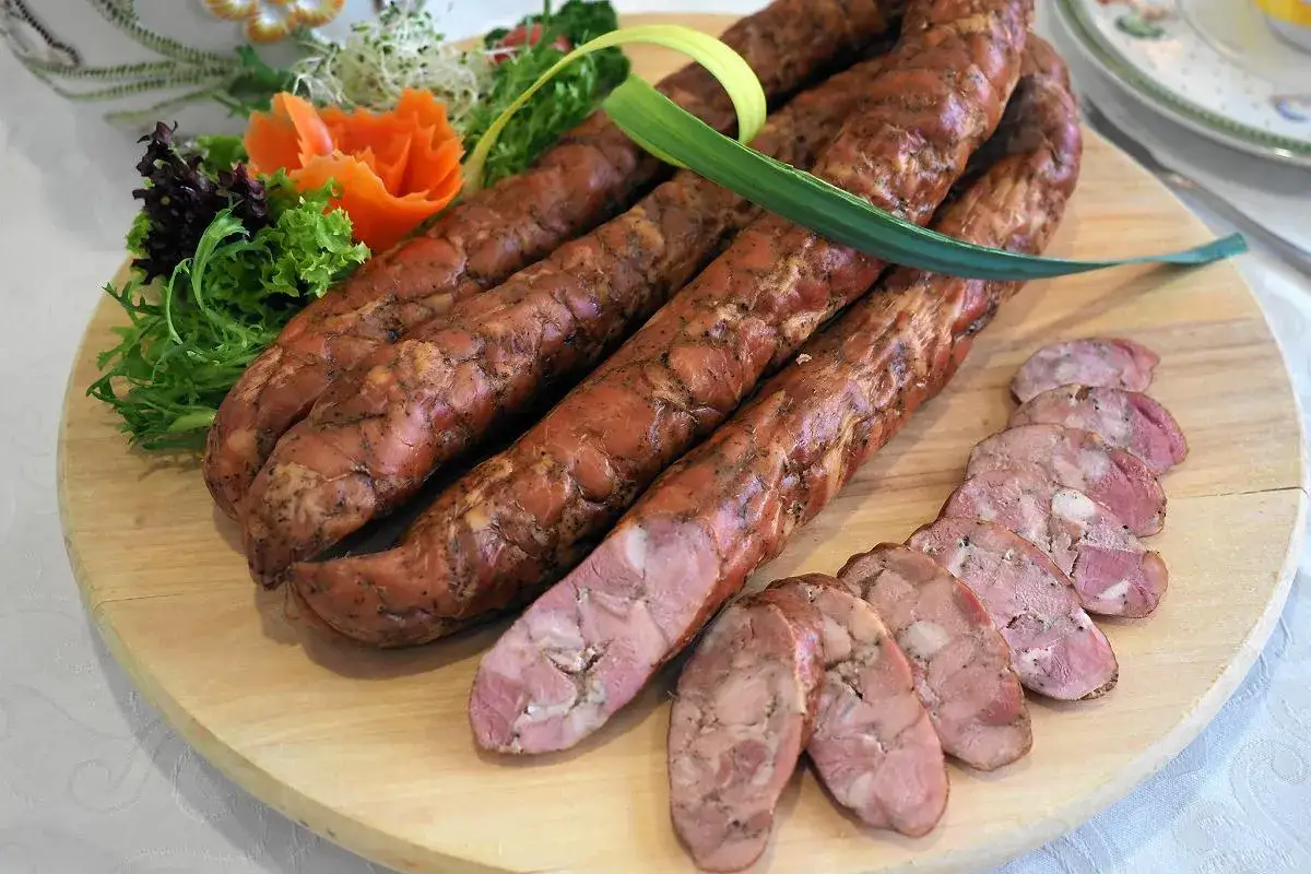 Wędzona kiełbasa z sarny, idealna na jesienne wieczory. Ten przepis na kiełbasę z sarny zachwyci każdego!