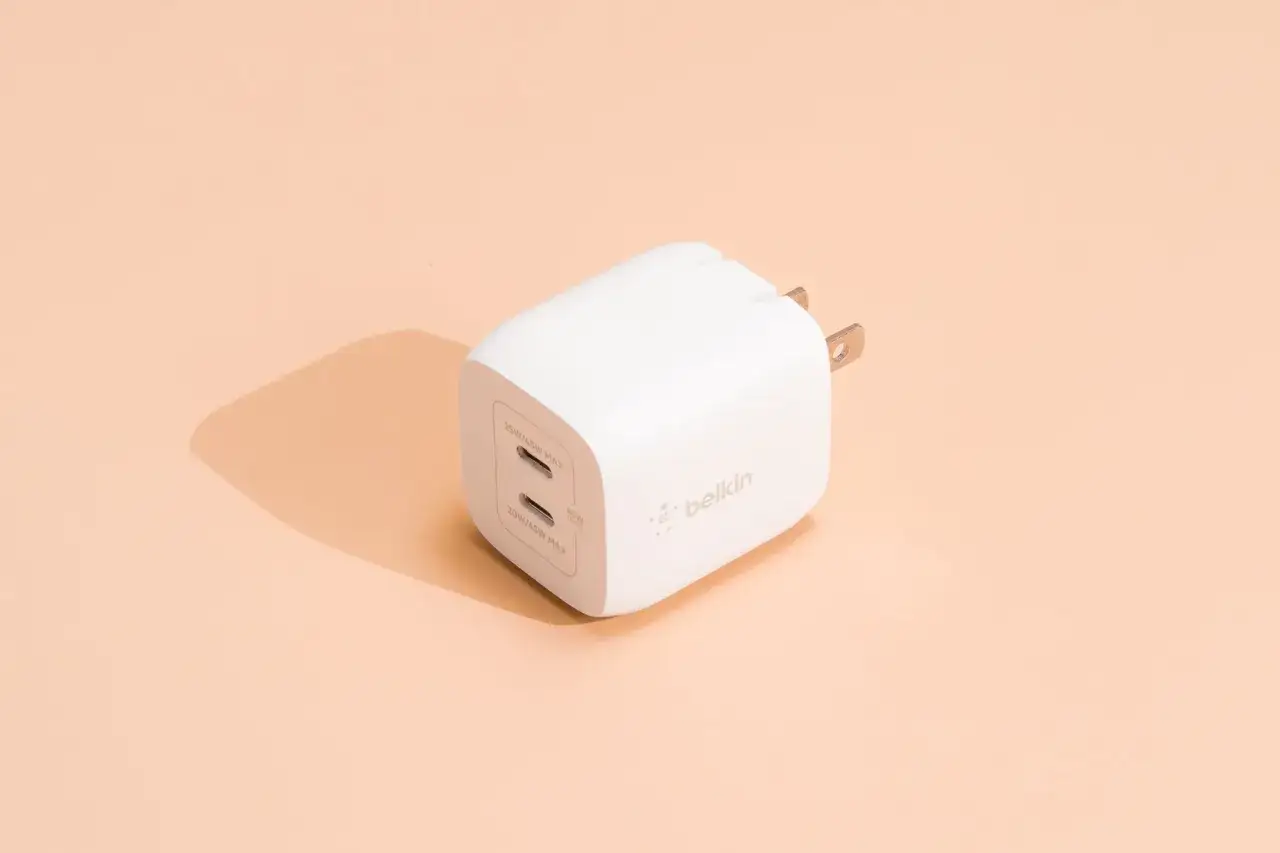 Biała ładowarka Belkin z dwoma portami USB-C. Czy można ładować telefon mocniejszą ładowarką? Tak, ta ładowarka ma moc 45W.