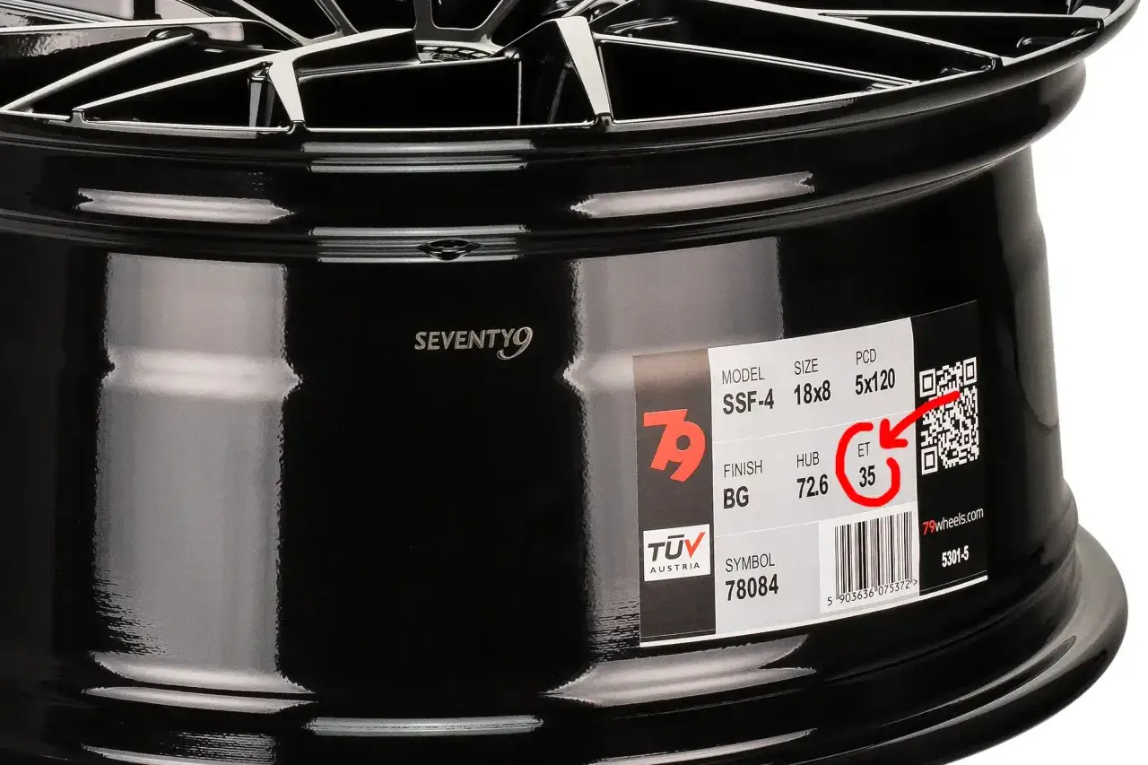 Błyszczące, czarne felgi aluminiowe z widoczną etykietą informującą o parametrach, w tym ET 35.