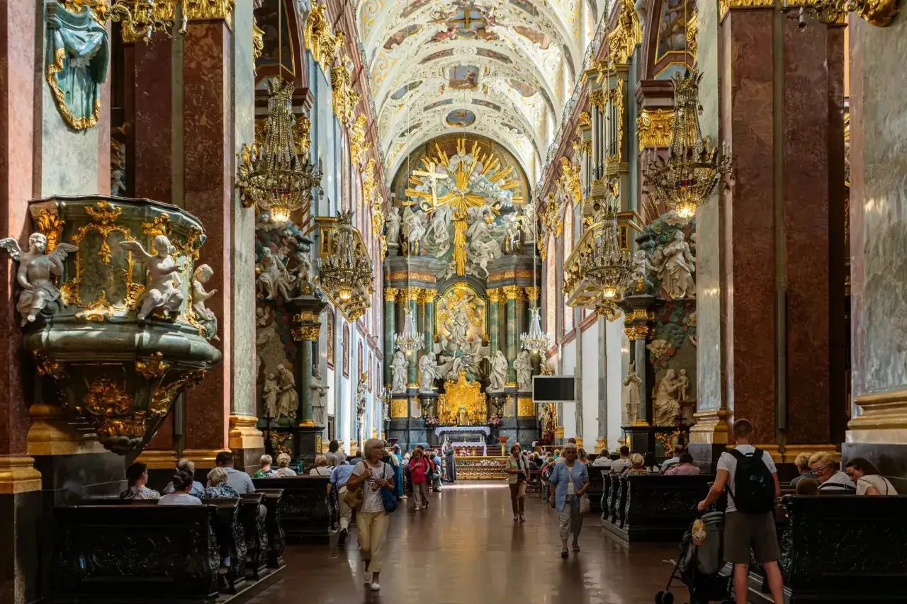 Wnętrze bazyliki z wiernymi. Zastanawiasz się, ile kosztuje msza gregoriańska na Jasnej Górze?