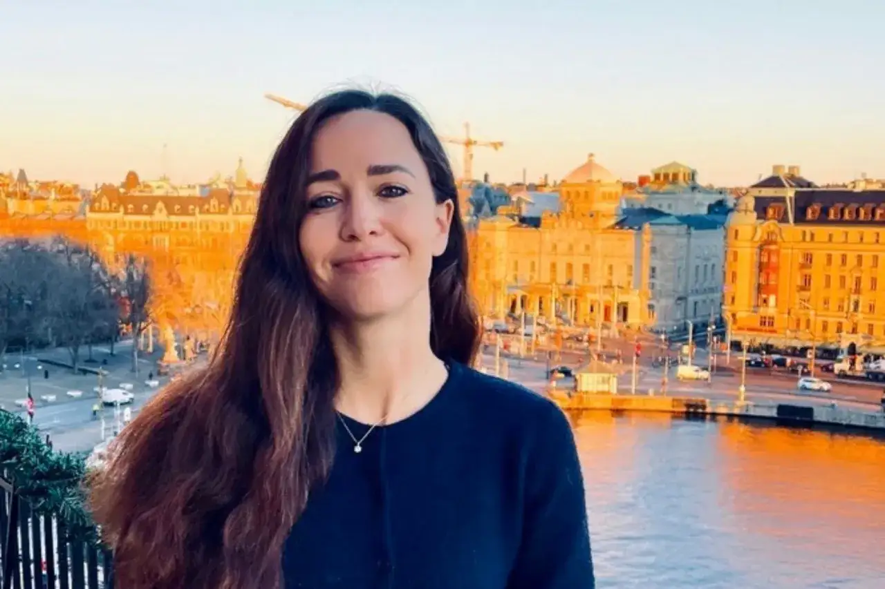 Lydia Graflund njuter av solnedg&aring;ngen &ouml;ver Stockholms vackra byggnader.