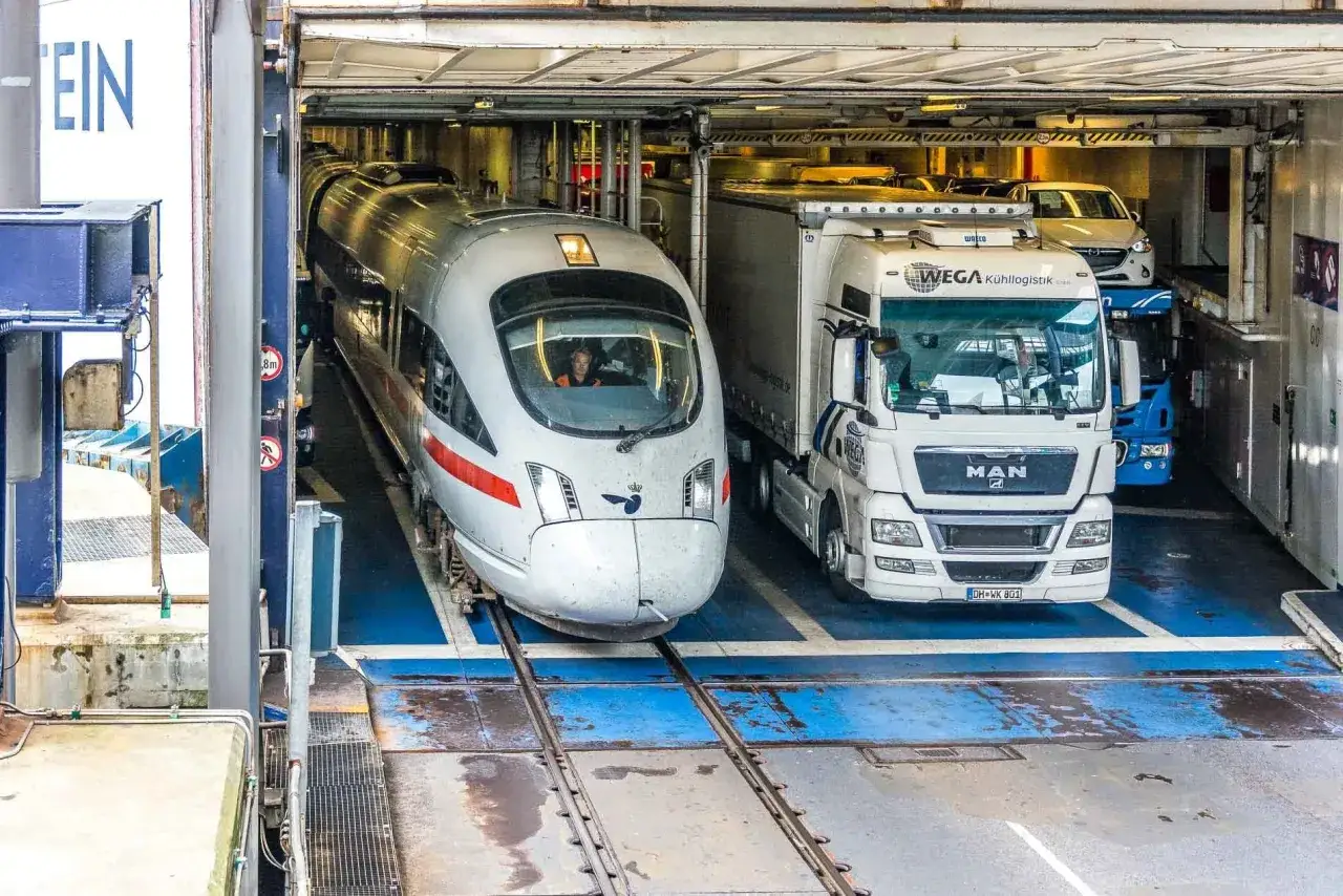 Zug und LKW auf einer F&auml;hre, bereit f&uuml;r die Bahnstrecke Hamburg-Kopenhagen.