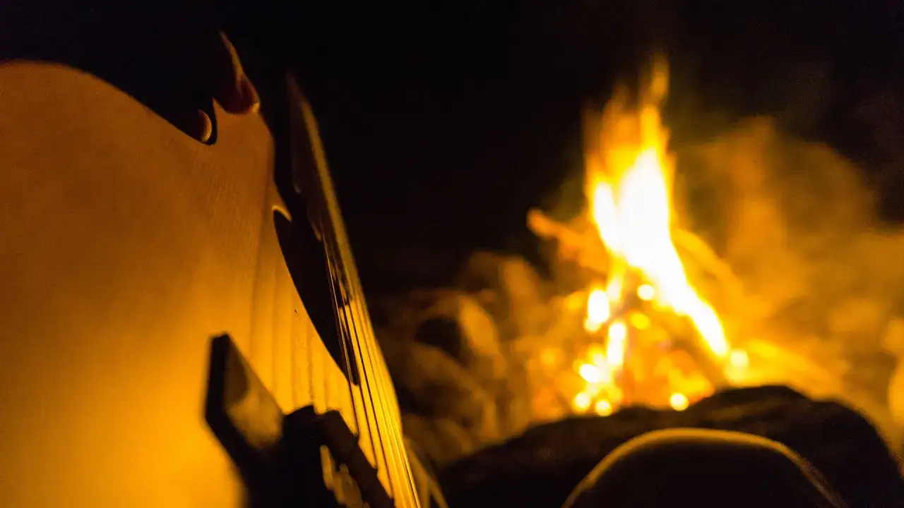 Przy ognisku, gitara i wspomnienie: 